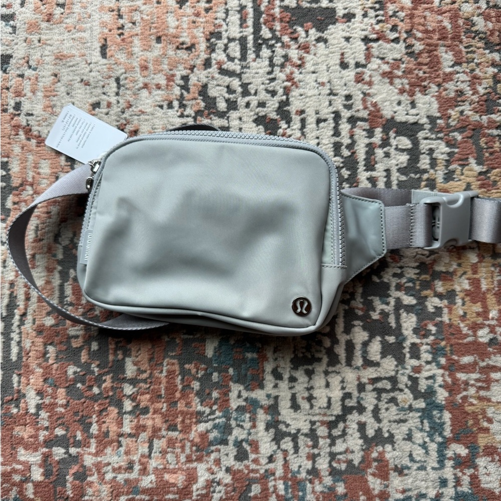 Lululemon Everywhere Belt Bag Large Silver